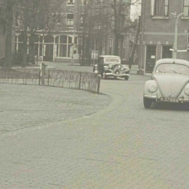 Kenteken: A 37869; Dokter van der Zwaag in zijn Volkswagen bij het Academisch Ziekenhuis in Groningen, foto: still uit de film "Een dag in de chirurgische kliniek", Foto-kino Wedema & Dijk, Bosman (regie), 1950 coll. GrA (2209-AV0472)