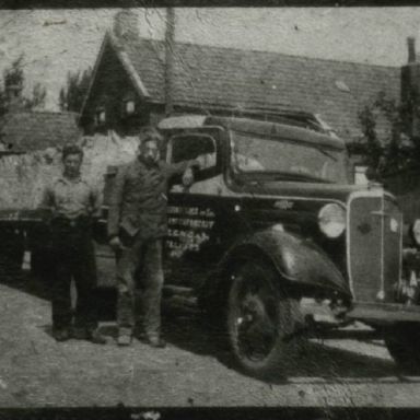 Kenteken: A 26727; Chevrolet, foto: collectie Veenkoloniaal Museum (vm 3.1 Ve Wb 32a)
