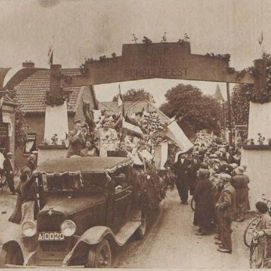 Kenteken: A 10020; Chevrolet, Schoolfeest Siddeburen, foto: "Het Noorden in Woord en Beeld" 12-07-1935