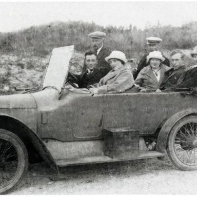 Kenteken: A 2875; Adler, Badweg, Nes nabij Badpaviljoen, ca. 1920, foto: Genealogie Scheltema (G-549)