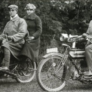 Kenteken: A 4334; NSU, Bron: "Het Motorrijwiel in Nederland", uitgave t.g.v. 40-jarig jubileum van de Veteraan Motoren Club
