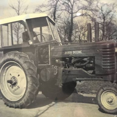 Kenteken: A 42913; John Deere met een cabine van carrosseriebedrijf Luchtenberg, foto: carrosseriebedrijf Luchtenberg