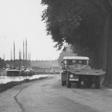 Kenteken: A 24582; Groningen, Winschoterdiep 1937, foto: uitsnede 1785-2513.jpg