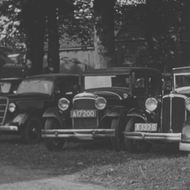 Kenteken: A 1375; Renault, Zuidlaren, foto: still uit de film "Zuidlaardermarkt", C.R. Tiddens, 1939, coll. GrA (2209-AV7603)