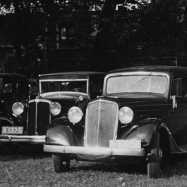 Kenteken: A 10052; Chevrolet, Zuidlaren, foto: still uit de film "Zuidlaardermarkt", C.R. Tiddens, 1939, coll. GrA (2209-AV7603)