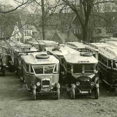 Kenteken: A 14764; Oldehove, Leeuwarden 1932, Vooraan v.l.n.r.: B-5908, Chevrolet A-14764 en B-12165. Linksachter de B-11703, foto: H.E. Boonstra