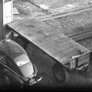 Kenteken: A 35903; Peugeot 203, Groningen, Oosterhaven, 1953, foto: uitsnede 2248-4171; Fotograaf: Fotobedrijf Piet Boonstra