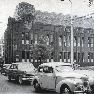 Kenteken: A 24385; Skoda Tudor, Herestraat Groningen, foto uit het maandblad "Tussen de Rails" Jrg. 4 (1955) nr. 3