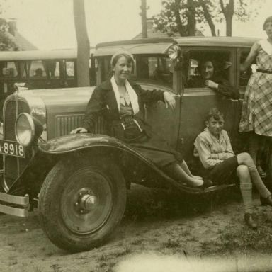 Kenteken: A 8918; Pontiac Six, v.l.n.r. Marietje Thiecke, achter het stuur Lied Thiecke, Chris Thiecke, en mogelijk Vicky Galdermans, Zuidlaren, 1935, foto: J.P.A. Wortelboer