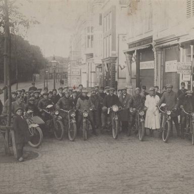 Kenteken: A 1511; Groningen, Vismarkt: Toerdag Noord-Nederlandsche Motorclub, 1920 (1785-17603)