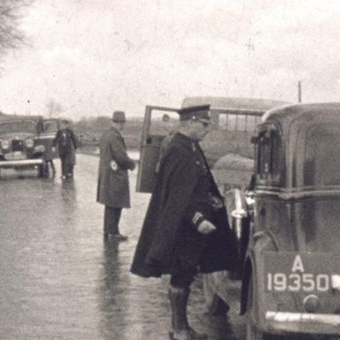 Kenteken: A 19350; Chrysler, foto: still uit "Dorpsfilm Hoogkerk", 1936-1938, P. Mulder, coll. GrA (2209-AV0010)