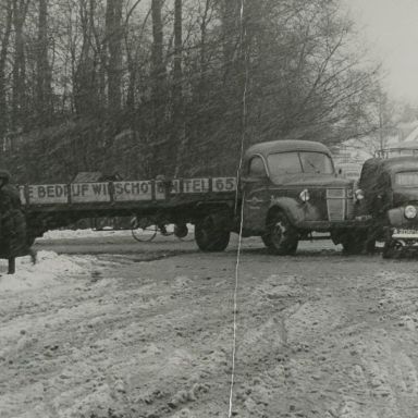 Kenteken: A 20608; Volvo A-17879 en Studebaker A-20608 Winschoten, 11-03-1953, foto uit archief Kantongerecht Winschoten; uitsnede 154-8_85.jpg