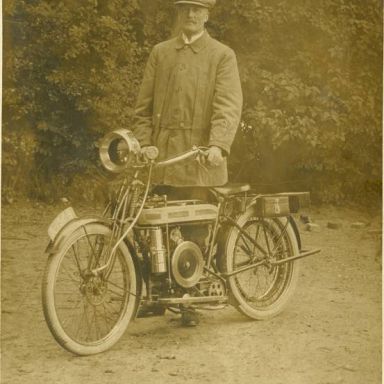 Kenteken: A 1568; H. E. Hoving met Douglasmotor, Berg en Dal 18-07-1919, foto uit archief W. A. Scholten (100-362)