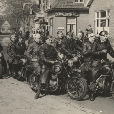 Kenteken: A 34658; Achter de AJS en de Ariël Heerke Beukema met zonnebril en zijn vrouw, start Wimpeltocht, Veendam, 1951, foto: S. Abels
