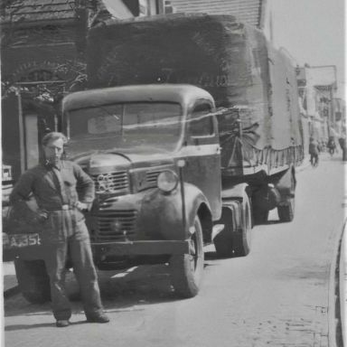 Kenteken: A 35885; Dodge met chauffeur Jacob Otter uit Hoogkerk, foto: J. van Houten