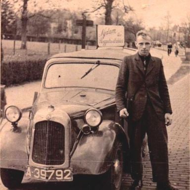 Kenteken: A 39792; Roelf Nijdam naast de verbouwde Fiat Topolino bakkersauto, foto: K. Meijer
