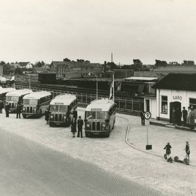 Kenteken: A 38158; Busstation Gado Winschoten, ca 1950 (818-17649)