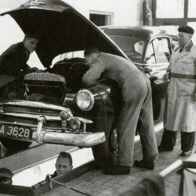 Kenteken: A 3628; Chevrolet in de ENNAM werkplaats jaren '50, foto uit 'De geschiedenis van J.K. van der Molen's Automobielbedrijf etc'. (1769-17988)