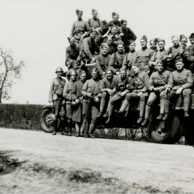 Kenteken: A 12976; Militairen op portret, Bellingwolde 9 mei 1940, foto: collectie Veenkoloniaal Museum (VM 6.6 Mo 43)
