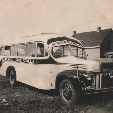 Kenteken: A 24635; Ford bus, foto: collectie W. Eekhof