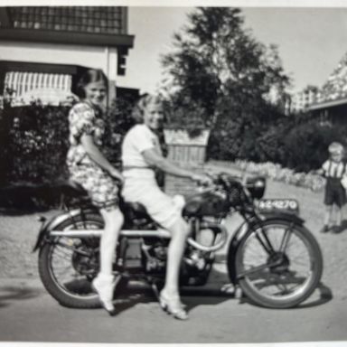 Kenteken: A 24270; Motor, Haren, Stationsweg, foto: F. Kooi