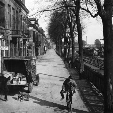 Kenteken: A 13850; Groningen, Lodewijkstraat, bode de Wit voor café De Viaduct van M. Smits (1785-24005)