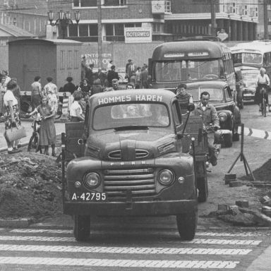 Kenteken: A 42795; Ford,  Groningen, Grote Markt ca. 1950, foto: uitsnede 1785-7530.jpg; Fotograaf: Fotobedrijf Piet Boonstra