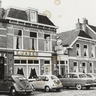 Kenteken: A 19784; Marktplein, Winschoten, zuidgedeelte met hotel E. Jager, foto: collectie CHC Oldambt (5-0952.jpg)