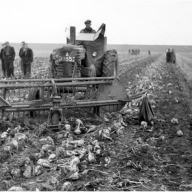 Kenteken: A 39853; John Deere, ca. 1948, bron: <a href='https://www.agrifoto.nl/nieuws/log/10808/' target='_blank'>agrifoto.nl</a>