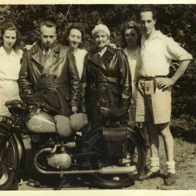 Kenteken: A 9994; Eysink motor, v.l.n.r. Trientje en Roelof van der Meulen, Beppie en Hindriktje Kloezeman, Alie Hein en Jakob Frans van der Meulen, waarschijnlijk Norg, 1949, foto: R. van der Meulen