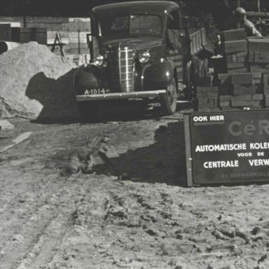 Kenteken: A 16144; Chevrolet, foto: still uit de film "Bouw gemeentehuis Paterswolde", H. Camphuis-Kockel, 1938-1939, coll. GrA (2209-AV0840)