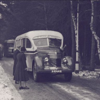 Kenteken: A 47446; Diamond T, Appelscha, foto: still uit de film "Sanatorium Beatrixoord te Appelscha", 1950-1955, coll. GrA (2209-7542)