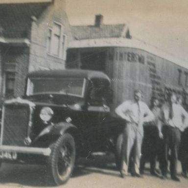 Kenteken: A 23450; Morris Commercial vrachtwagen nabij de loods van Firma Krijgsheld, Middelstum, ca. 1938, foto: T. Groenewold