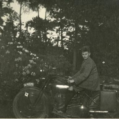 Kenteken: A 4525; Harley Davidson, Foto uit archief W. A. Scholten (1100-395)