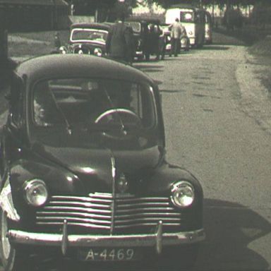 Kenteken: A 4469; Renault 4, foto: still uit de film "Tocht Ouden van Dagen gemeente Termunten", Friedel Tahl, Foto Modern Winschoten, 06-1952, coll. GrA (2209-AV7016)