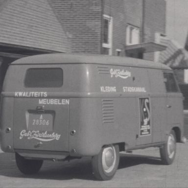 Kenteken: A 28306; Volkswagen, Stadskanaal 1955, foto: still uit de film "Kanaalstreek 1955", G. Molenaar, A.C.F.O., 1955, coll. GrA (2209-1730)