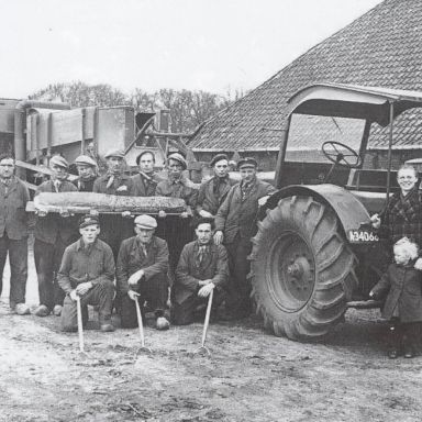 Kenteken: A 34066; Dorsvereniging Schildwolde (Schilwol Groot Mesien), foto uit 't Wold, verenigingsblad van hist. ver. Slochteren.