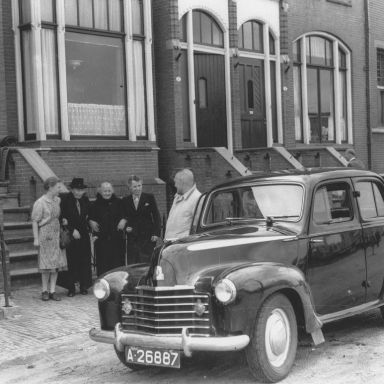 Kenteken: A 26887; Groningen, Eemskanaal, bejaarden worden met de Vauxhall van 'De Toekomst' naar het stembureau gebracht, 27-05-1953 (1785-25646)