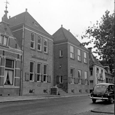 Kenteken: A 21091; Ford Super de Luxe, Appingedam, Wijkstraat, ca. 1947, foto: H. de Wilde