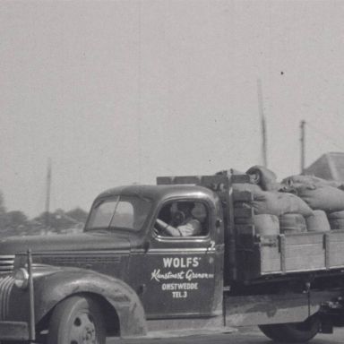 Kenteken: A 15914; Chevrolet, foto: still uit de film "Onstwedde paraat" G. Molenaar, A.C.F.O., 1955 coll. GrA (2209-AV11306)