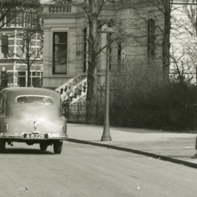 Kenteken: A 8326; Standard Vanguard, Groningen, Ubbo Emmiussingel, 1950, foto: uitsnede 2248-771.jpg; Fotograaf: Fotobedrijf Piet Boonstra