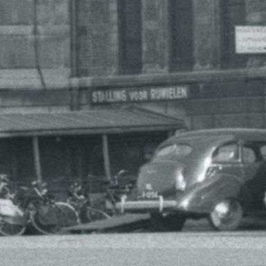 Kenteken: A 1254; De auto voor het station in Groningen, 1955, foto: uitsnede 2248-5107; Fotograaf: Fotobedrijf Piet Boonstra