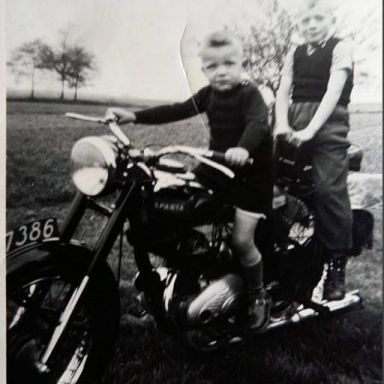 Kenteken: A 27386; Hoofdkade 100, Ter Apel, 1953. Op de Sparta Andries Meendering met achter hem Albert Meendering, foto: H. Meendering van <a href='https://nl-nl.facebook.com/groups/terapelvanvroeger' target='_blank'>facebookpagina terapelvanvroeger</a>
