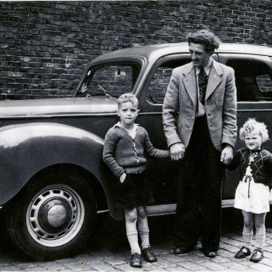 Kenteken: A 20045; Ford Prefect, Radebinnensingel  ca. 1952, v.l.n.r. Jan Spoelstra, Sjoerd Spoelstra (Sjors) en Greet Spoelstra, foto: J. Spoelstra