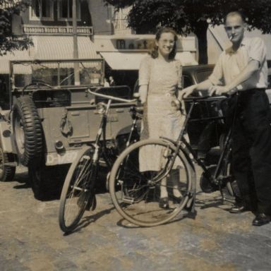 Kenteken: A 28960; Auto (rechts) onbekende locatie, ca. 1955, foto: collectie Drents Archief (DA7730263)