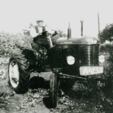 Kenteken: A 42300; Massey Harris Ponytractor, foto: 100 jaar tuinbouw Hoogezand - Sappemeer e.o. (1957-28007)