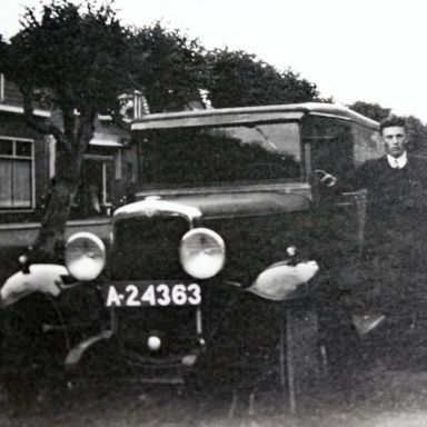 Kenteken: A 24363; Vanuit zijn winkel aan de Schipsloot bezorgde A. Geut sr. de boodschappen aan huis, foto: Historische Vereniging Loppersum (HVL-01-5643)