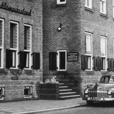 Kenteken: A 33855; Dodge Sedan, Appingedam, Nutsspaarbank in de Wijkstraat ca. 1950 foto: uitsnede 818-0691.jpg