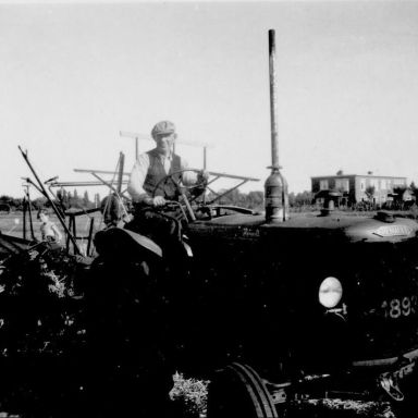 Kenteken: A 48930; Veehouder Jan Braam op zijn Renault tractor met zelfbinder, ca. 1951, foto: <a href='http://tinyurl.com/2pahrr3x' target='_blank'>Historisch Archief Midden-Groningen</a>