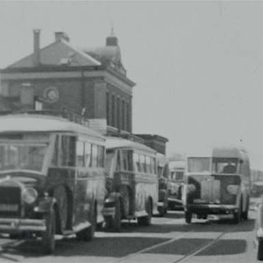 Kenteken: A 19905; A-19905 (rechts) foto: Still uit GAVA-film AV2068